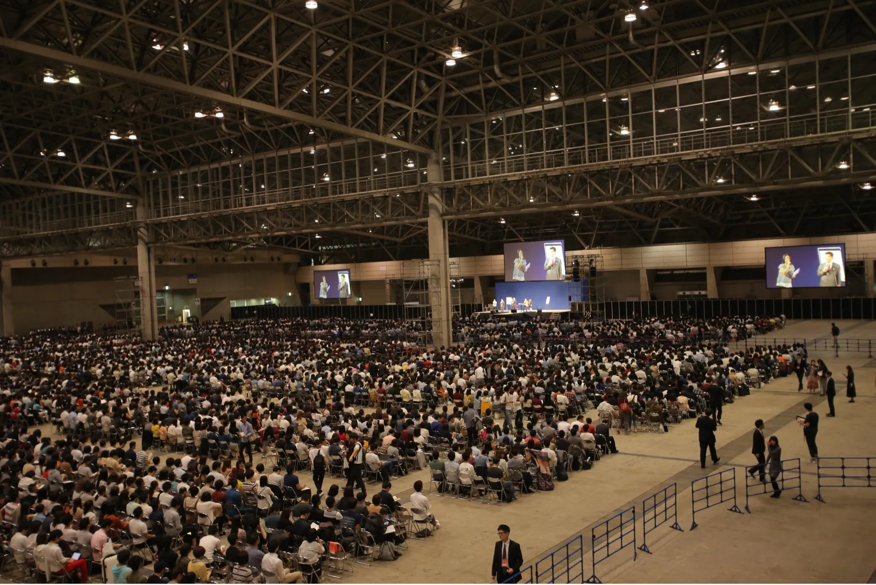 幕張メッセで開催された1万人規模のセミナー会場