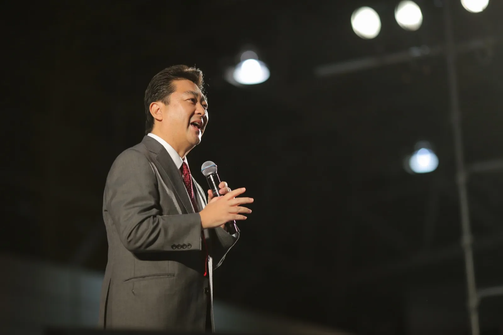 壇上で聴衆に語りかける稲村徹也